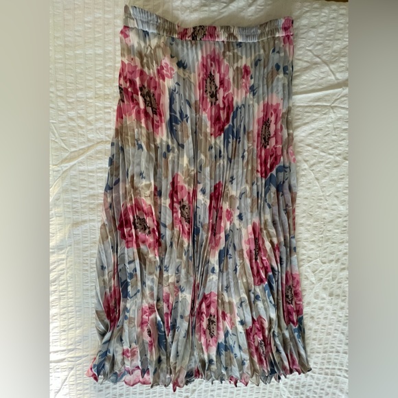 Chaps accordion skirts. Beautiful prints. Excellent condition. - Picture 3 of 4